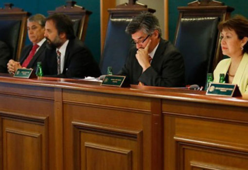 prohíbe discriminar entre alumnos